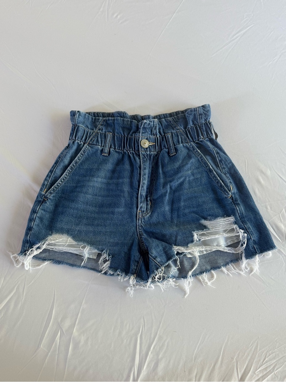 American Eagle Mom Stretch Denim Shorts Distressed Raw Hem Sz 2 Medium Wash EUC
